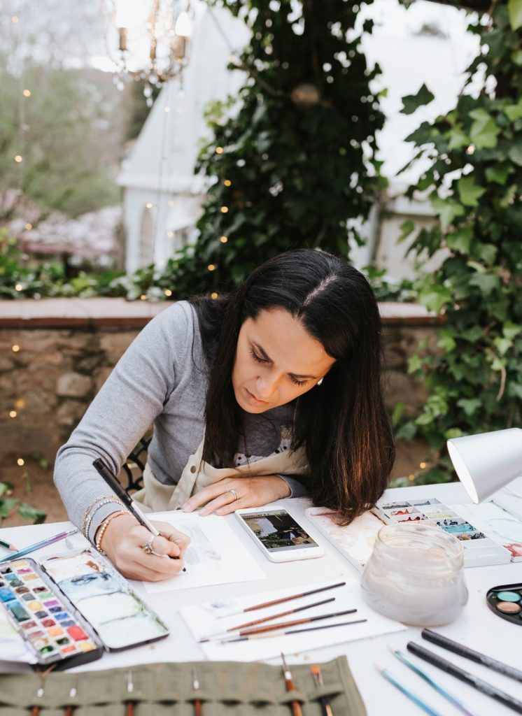 Ilustradora en directo haciendo arte en vivo para bodas y eventos